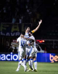 Lucas Silva comemora gol marcado contra o Pouso Alegre