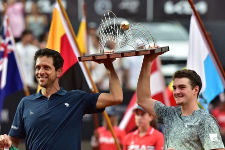 Marcelo Melo e João Fonseca com o troféu do Rio Open