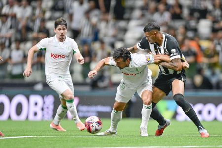 Jogadores de América e Atlético disputam bola no jogo de ida da semifinal do Campeonato Mineiro 2026