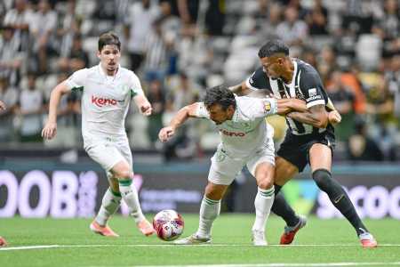 Jogadores de América e Atlético disputam bola no jogo de ida da semifinal do Campeonato Mineiro 2026