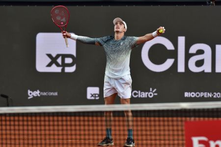 João Fonseca celebra o título das duplas do Rio Open