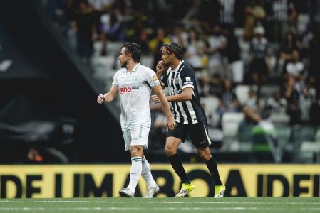 Gustavo Scarpa e Willian Bigode durante duelo na Arena MRV