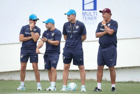 Zubeldía conversa com sua comissão técnica no treino do Fluminense