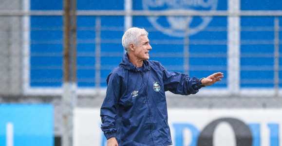 Luís Castro treina o Grêmio no CT Luiz Carvalho, em Porto Alegre, para encarar o Atlético