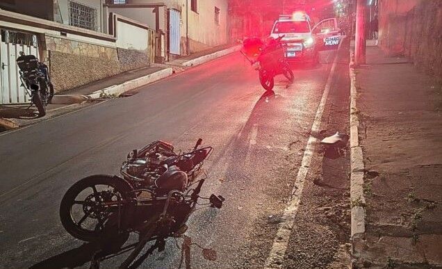 Homem foge após ser flagrado empinando moto na Vila Gonçalo, em Itabirito