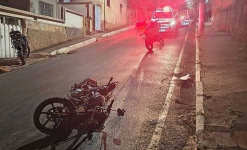Homem foge após ser flagrado empinando moto na Vila Gonçalo, em Ouro Preto