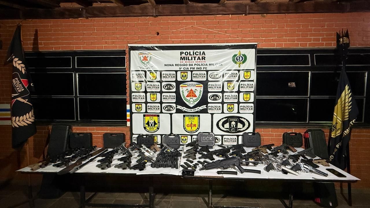 Polícia prende suspeitos e recupera 56 armas roubadas em Uberlândia (MG)