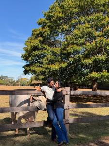 Zé Felipe e Ana Castela em fazenda