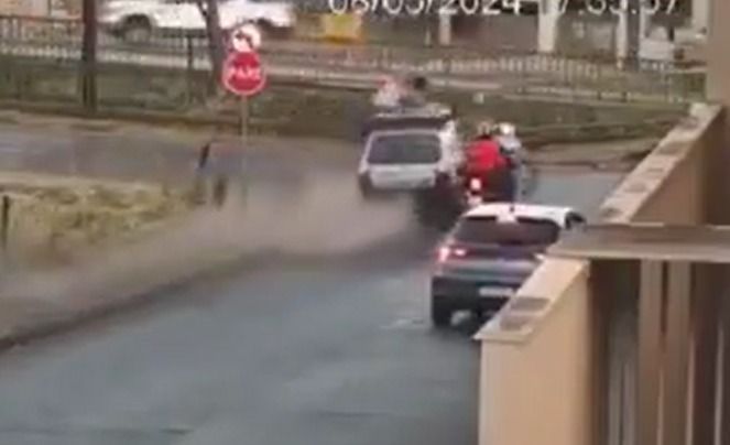 Vídeo: carro conduzido por motorista bêbado bate em motos e deixa feridos em Patos de Minas (MG)