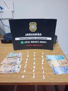 Polícia Civil de Jaguarão encontrou pedras de crack embaladas e notas brasileiras e paraguaias
