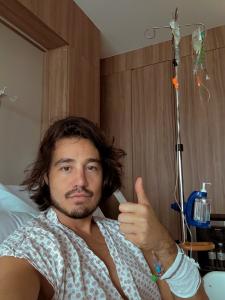 Tiago Iorc tranquilizou os fãs em meio a internação