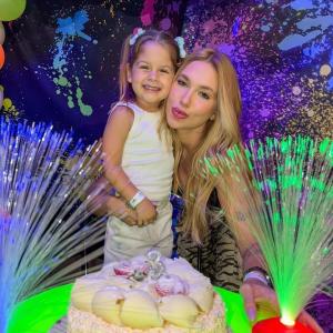 Virginia e Maria Flor em pré-festa da criança