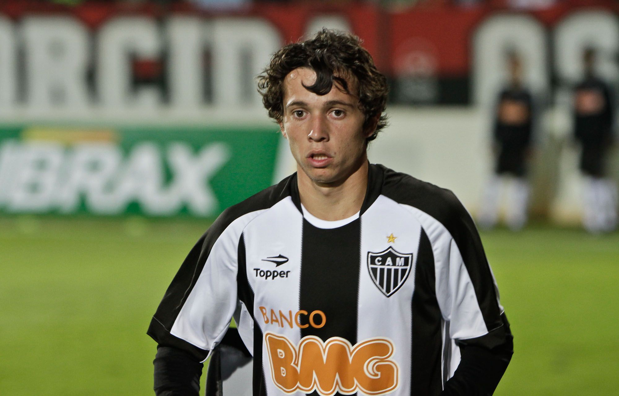 Preterido na base pela estatura, Bernard retorna 'gigante' ao Atlético