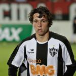 Preterido na base pela estatura, Bernard retorna 'gigante' ao Atlético
