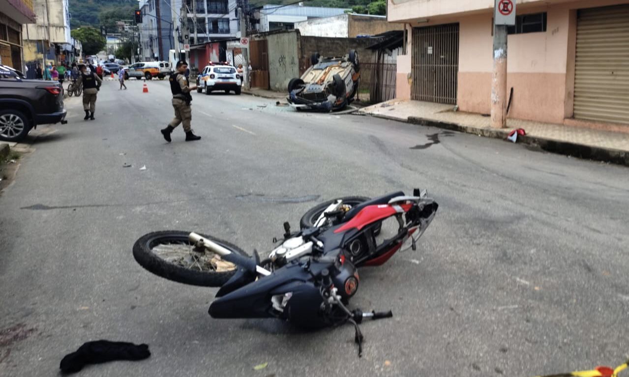 Viatura da PM colide com moto em cruzamento e capota em Coronel Fabriciano