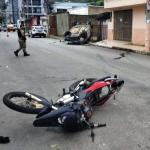 Viatura da PM colide com moto em cruzamento e capota em Coronel Fabriciano