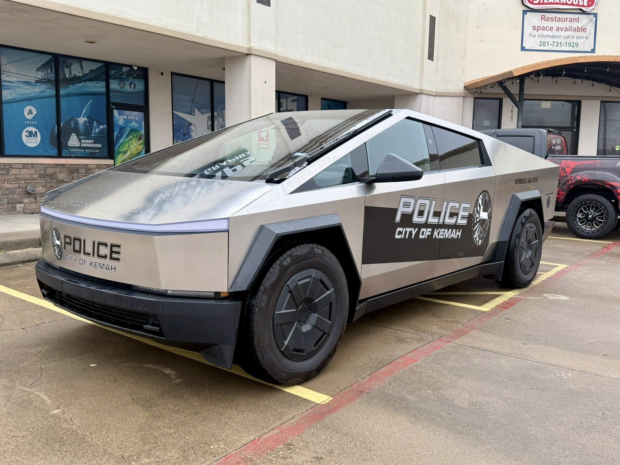 Tesla Cybertruck transformada em viatura policial é motivo de piada no Texas