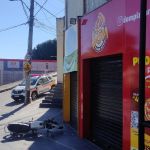 Motociclista sem capacete morre ao bater em poste durante rolezinho do grau em BH