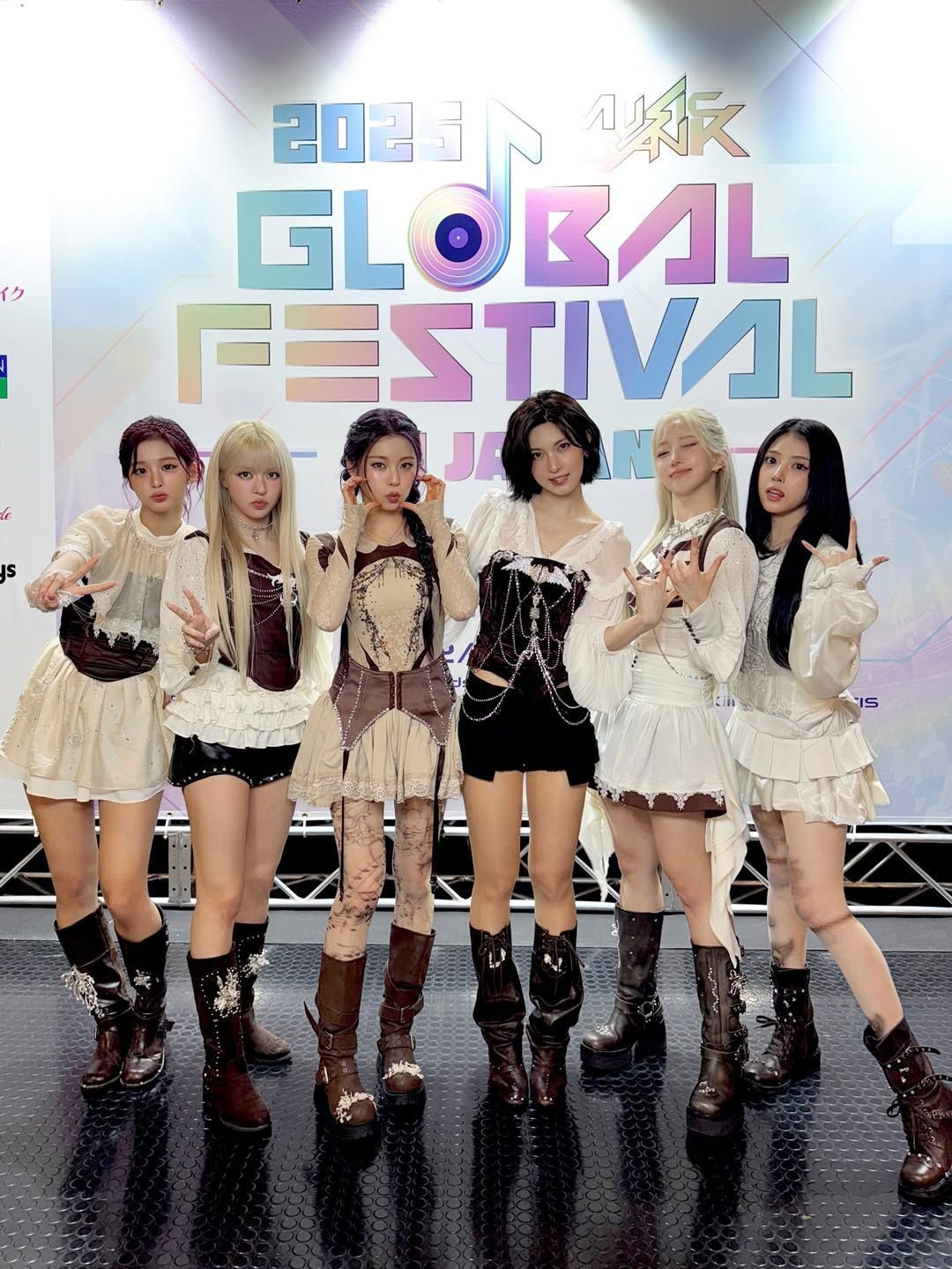 Grupo de K-pop se apresenta ao lado de artista brasileira no Carnaval