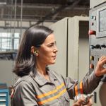 Operação de centros de usinagem CNC exige domínio técnico e atenção aos detalhes