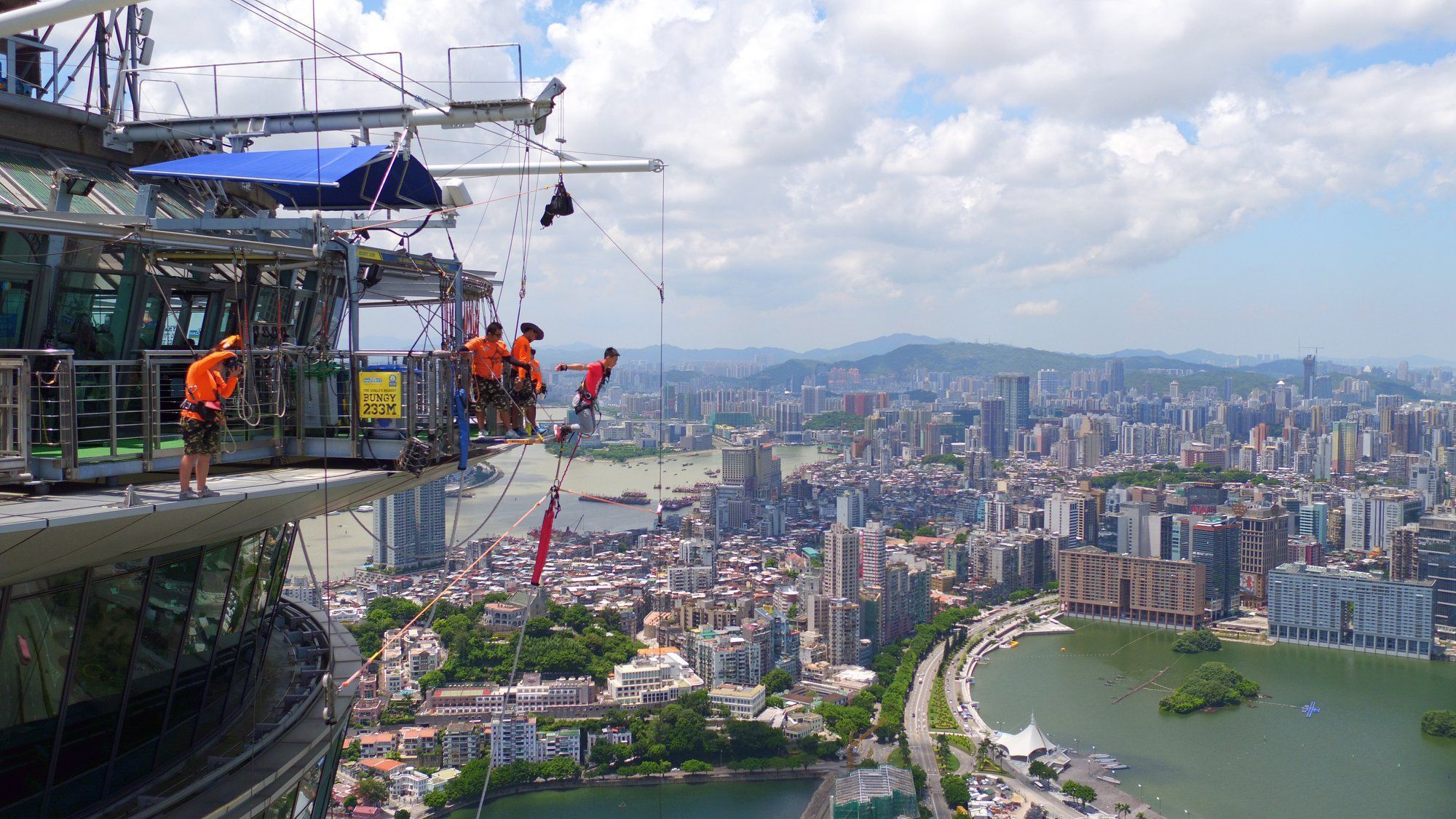 Turista morre após pular do maior bungee jump do mundo em Macau