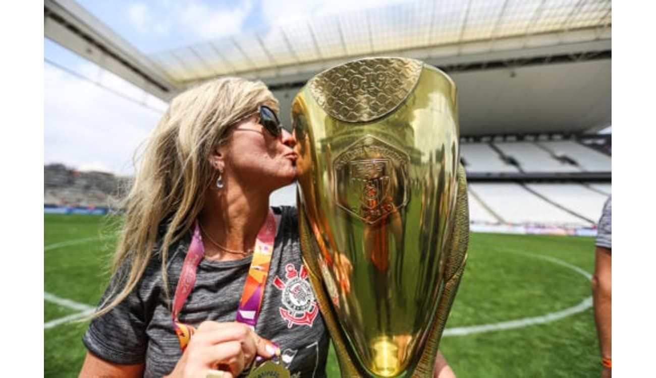 Augusto Melo anuncia manutenção de Cris Gambaré na diretoria do Corinthians Feminino