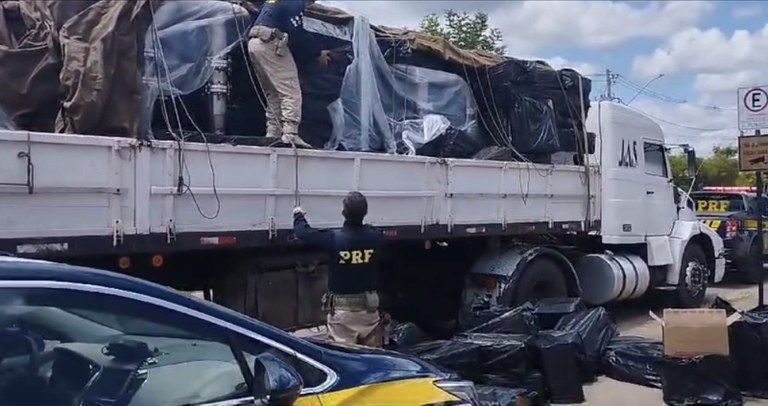 Vídeo: caminhoneiro é preso por contrabandear mais de 200 mil cigarros em Salinas (MG)