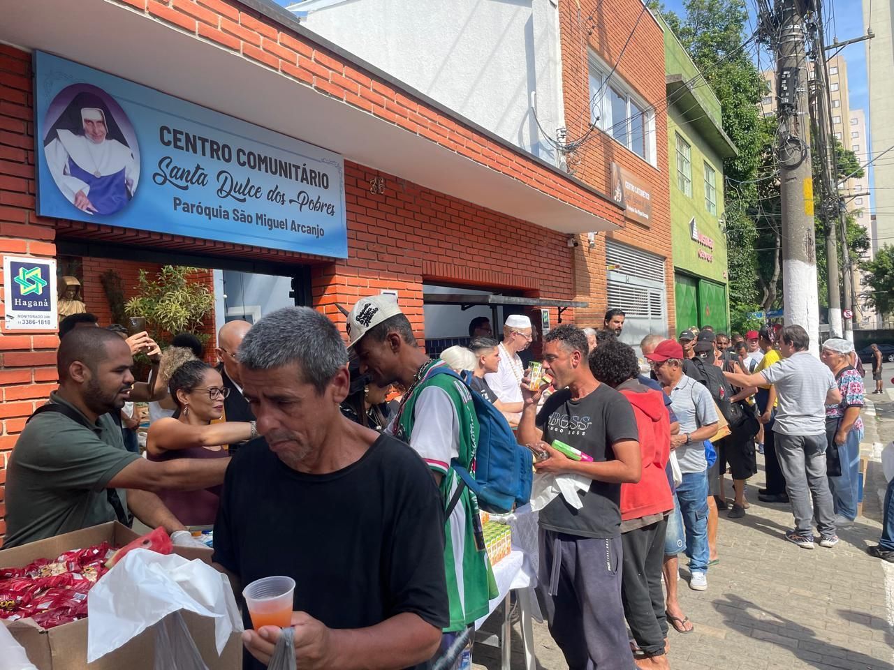 Padre Júlio Lancellotti oferece café da manhã de Natal para mais de 400 pessoas em situação de rua em SP