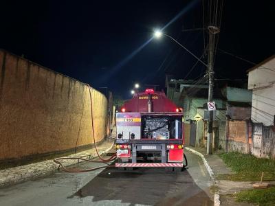 Combate foi feito pelo Corpo de Bombeiros