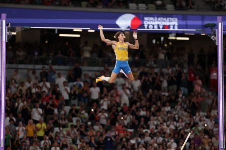 Duplantis quebra recorde no Mundial de Atletismo, em Tóquio, no Japão
