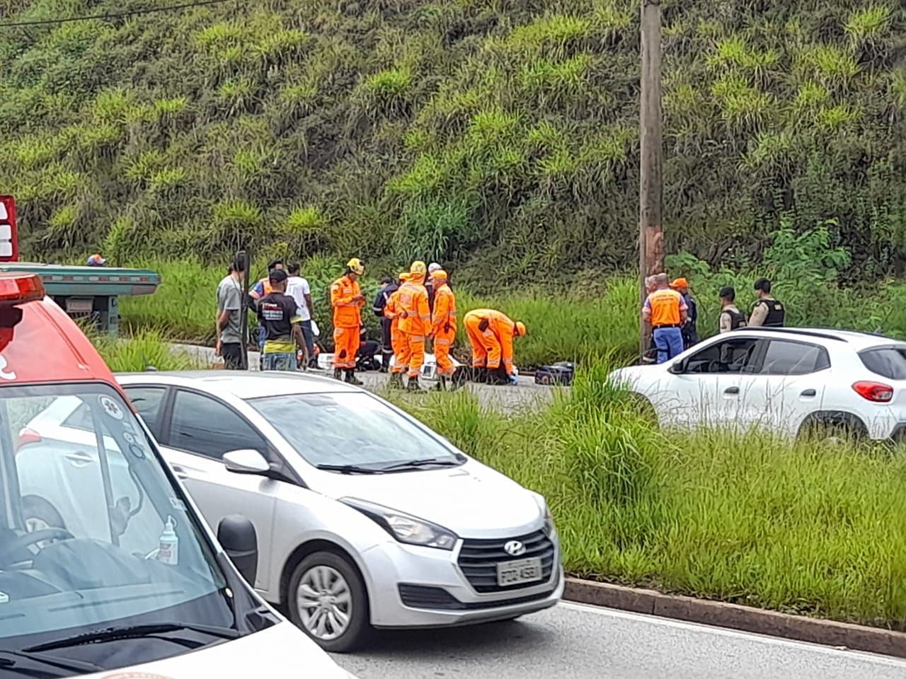 Acidente envolvendo carreta, carro e moto interdita a Via Expressa, em Contagem (MG)