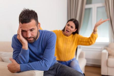casal discussao briga crise relacionamento