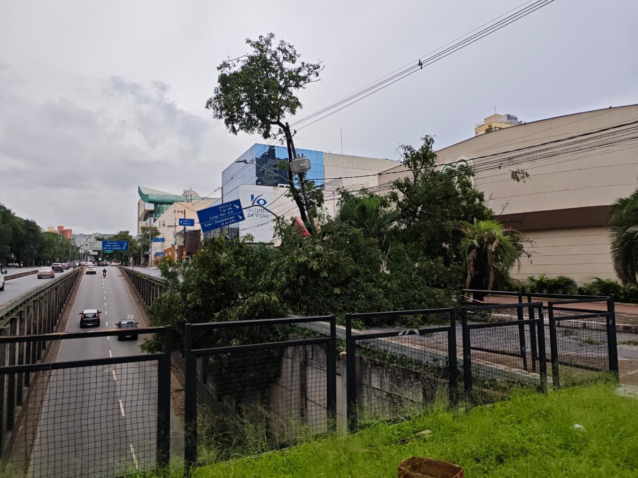 Trecho da Avenida do Contorno, na Savassi, segue interditado após temporal