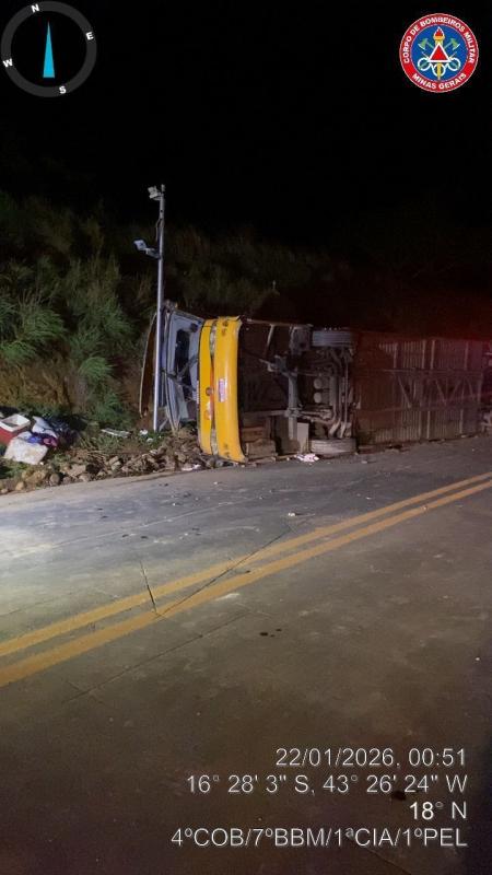 Tombamento de ônibus na BR-251 provoca cinco mortes e dezenas de feridos