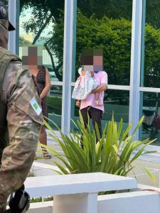 Homem com criança no colo diz estar com bomba