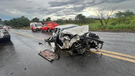 Colisão com carreta envolveu quatro veículos e mobilizou bombeiros