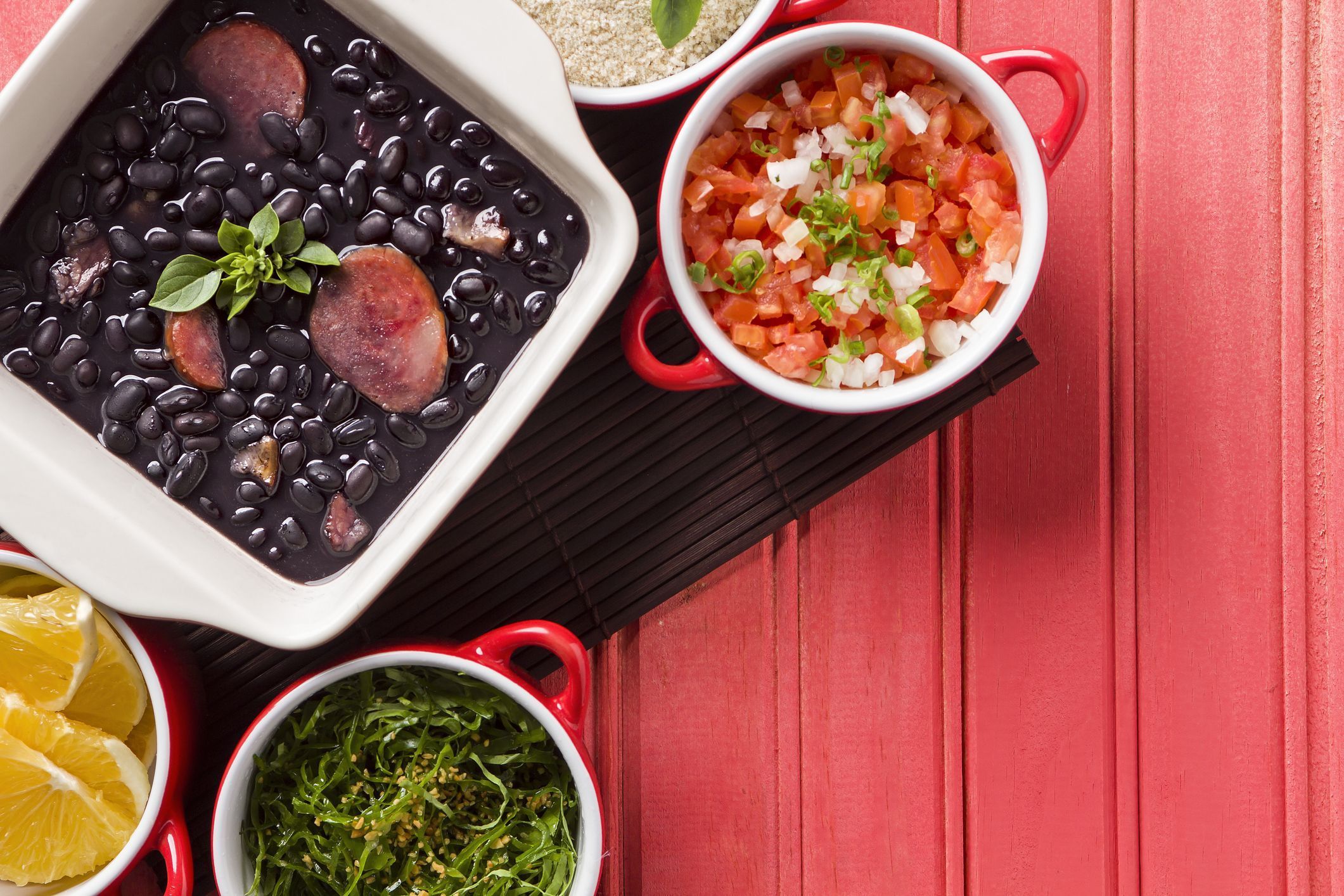 Como surgiu a feijoada? Historiadoras compartilham detalhes sobre origem do prato