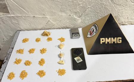 Militares apreenderam 700 pedras de crack, três porções e uma pedra bruta da mesma substância, além de uma balança de precisão e um telefone celular.
