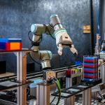 Implementação de cobots para montagem automotiva avança com rapidez e segurança