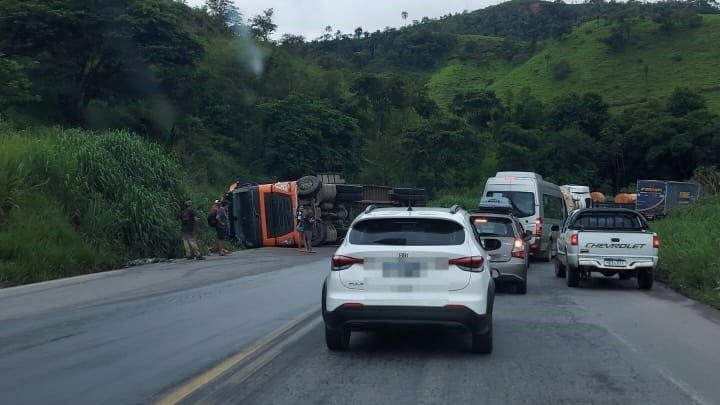 Carreta tomba e interdita parcialmente a BR-381, em Nova Era (MG)
