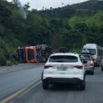 Carreta tomba e interdita parcialmente a BR-381, em Nova Era (MG)