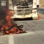 Motociclista bate em carreta e morre carbonizado na BR-259