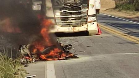 O Corpo de Bombeiros foi acionado para controlar o incêndio