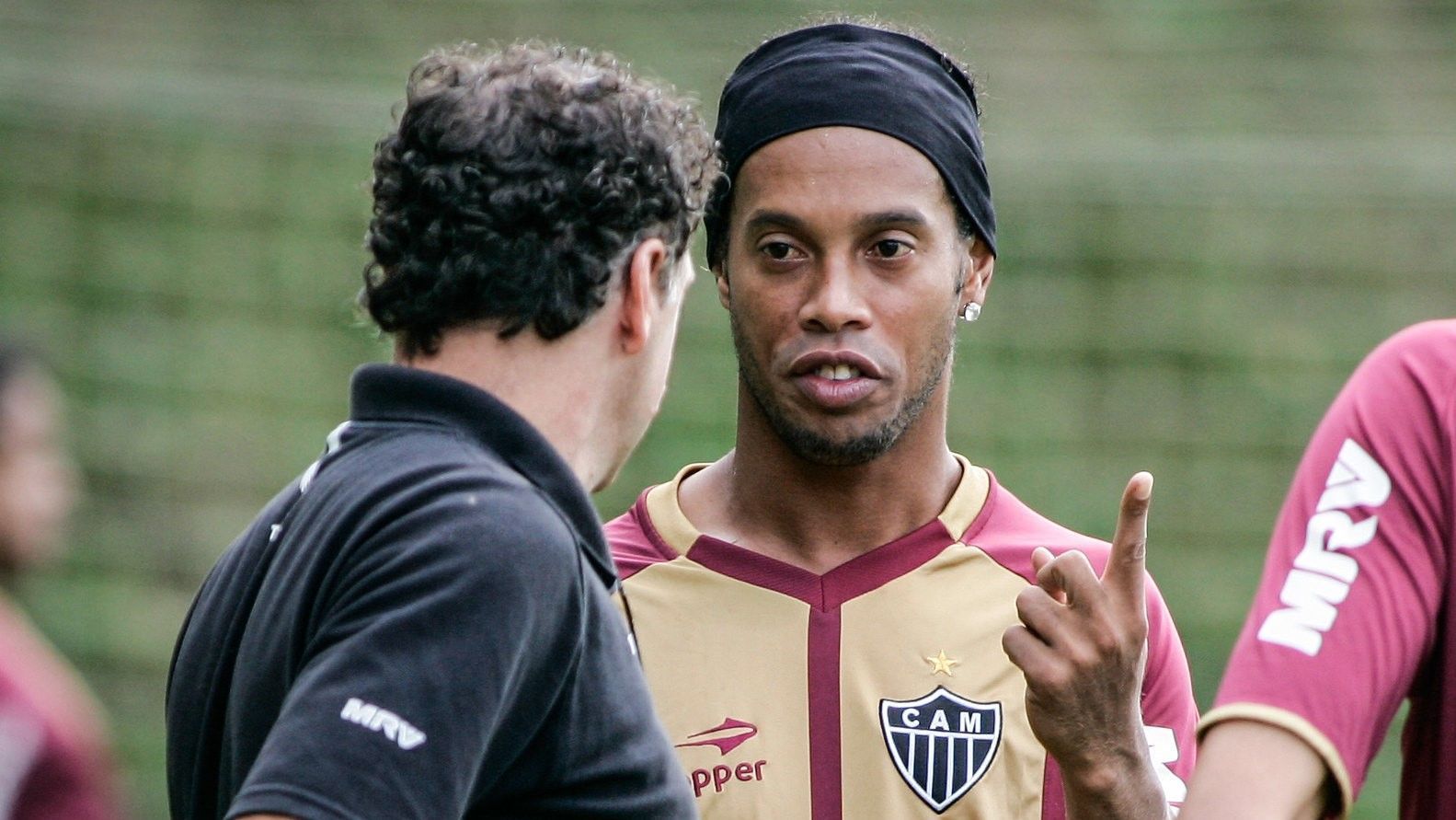 Bastidor inédito: treta com Cuca fez Ronaldinho 'ir embora' do Atlético na Libertadores 2013