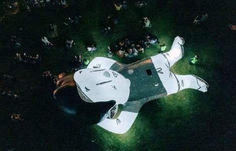 Alex Senna, paulistano de traço monocromático e olhar sensível, leva à Praça da Estação uma obra sobre afeto e conexão humana, apresentada em primeira mão no Festival Sensacional
