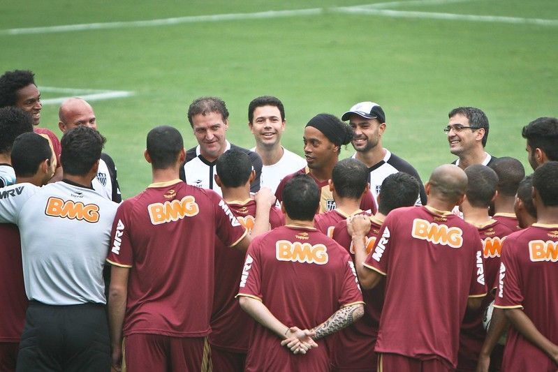 'CT roubado'? Bernard revela como reagiu à chegada de Ronaldinho ao Atlético