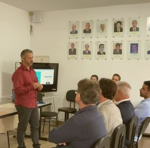Willian Cadorini durante assembleia com prefeitos da região