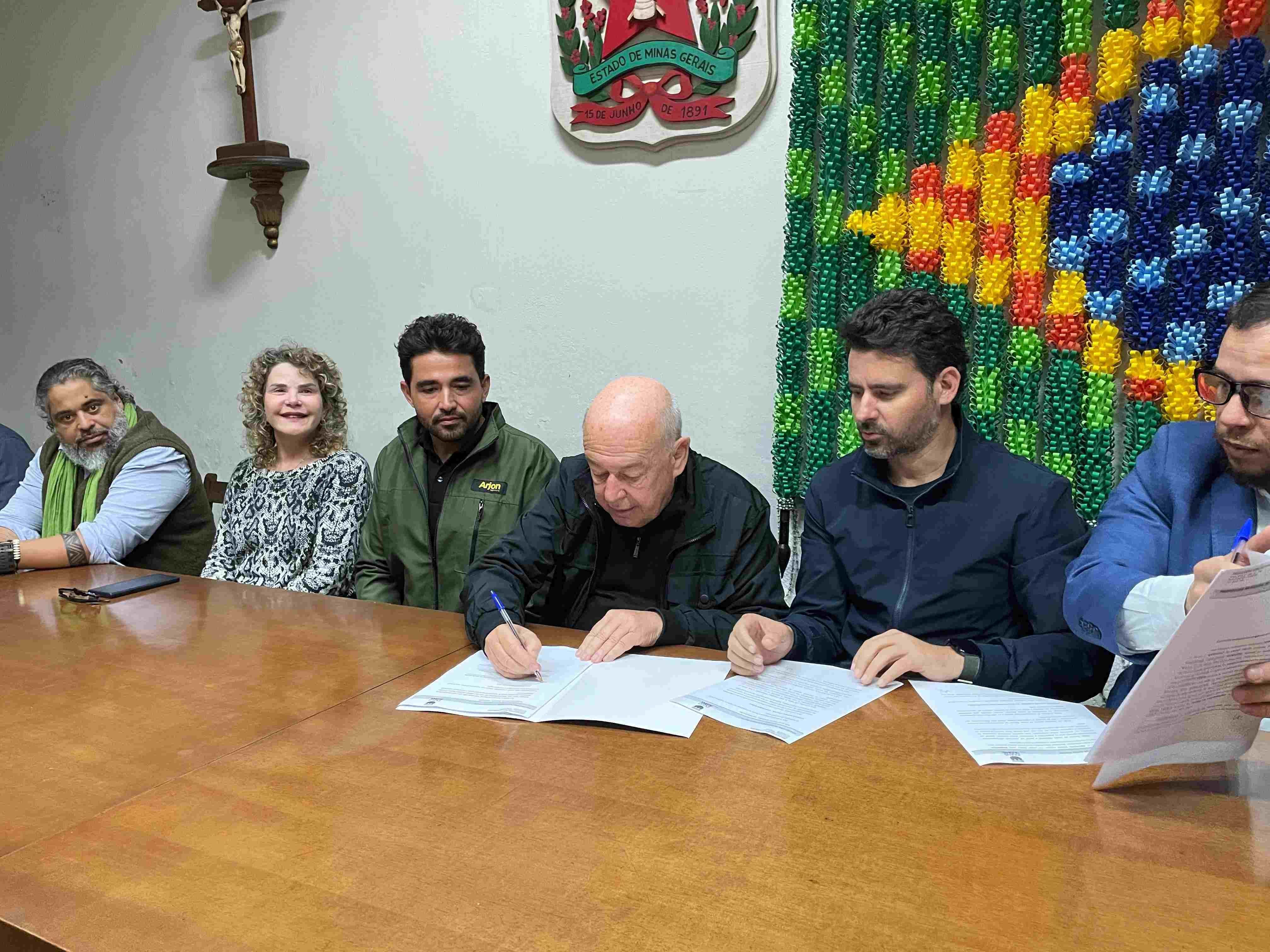 Prefeitura de Ouro Preto assina termo de cooperação com Instituto Arjon para construção de trevo no distrito de Maracujá