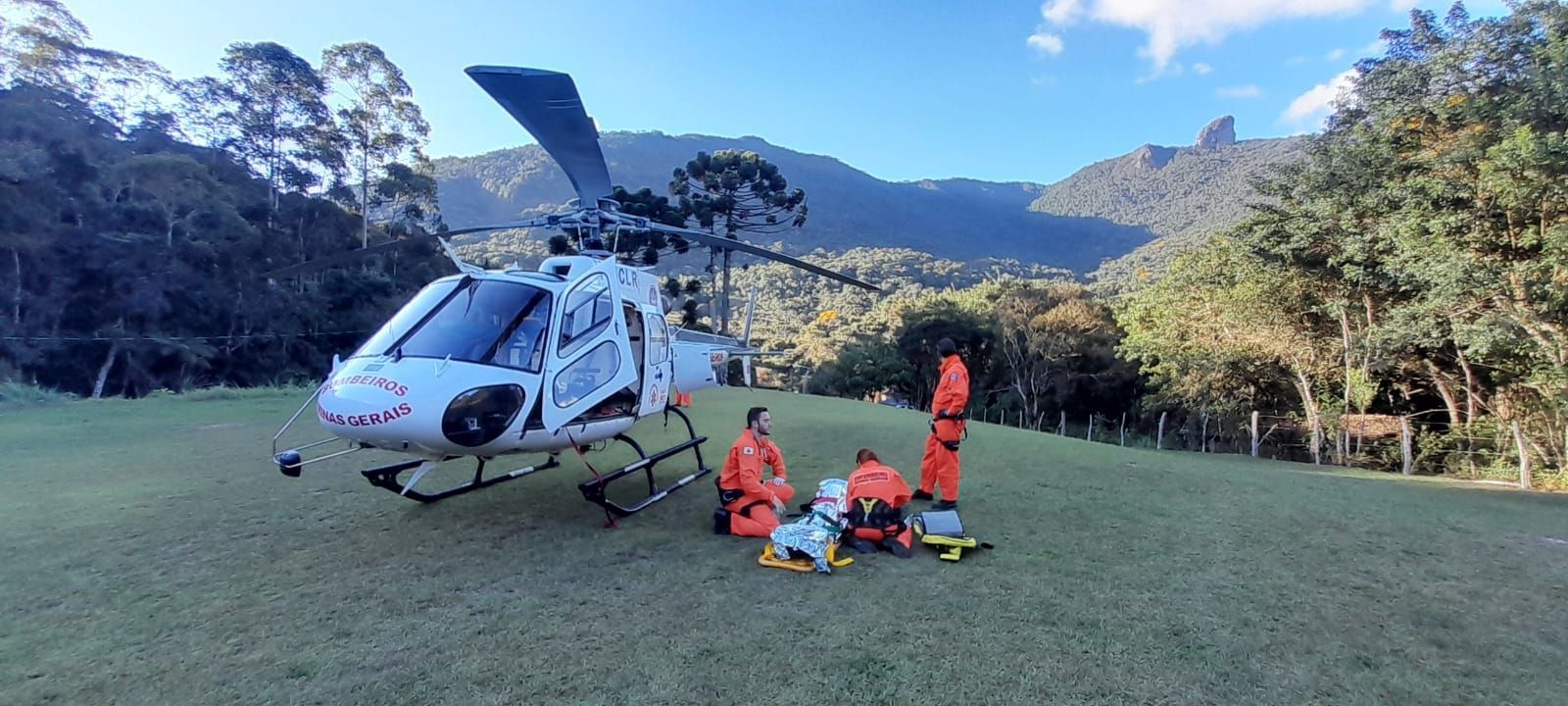 Homem cai de paraglider e bombeiros têm dificuldade para encontrá-lo em meio à mata fechada