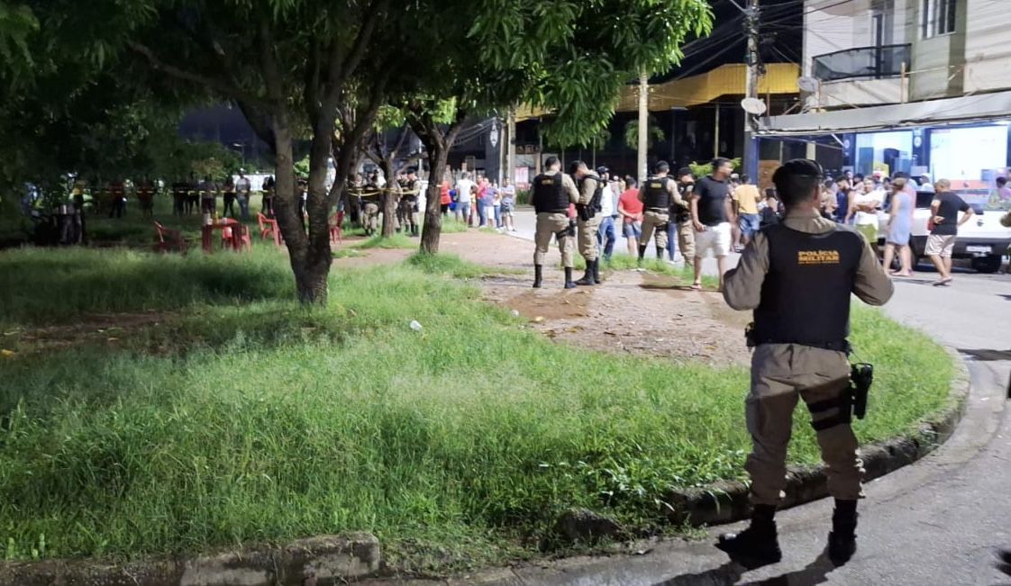 Três pessoas morrem e uma fica ferida após ataque a tiros em mesa de bar, em Ipatinga